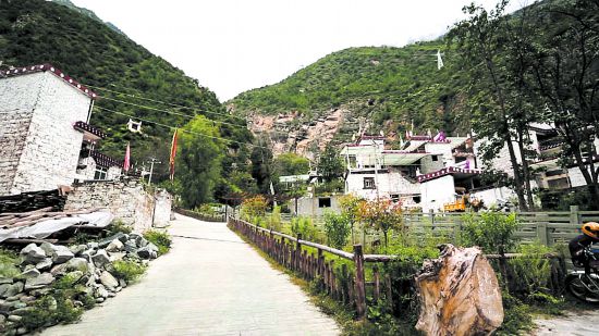 <b>美丽新村“绽放”高山峡谷中</b>