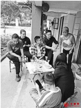 72名学生众筹帮已故老师赡养父母