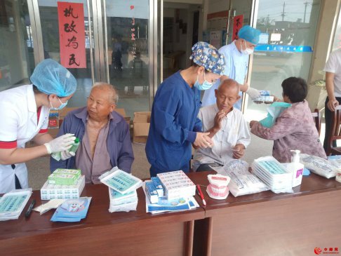 安徽巢湖市工商联携阜阳颍东区工商联走进枣庄镇为童庄村贫困村民开展义诊活