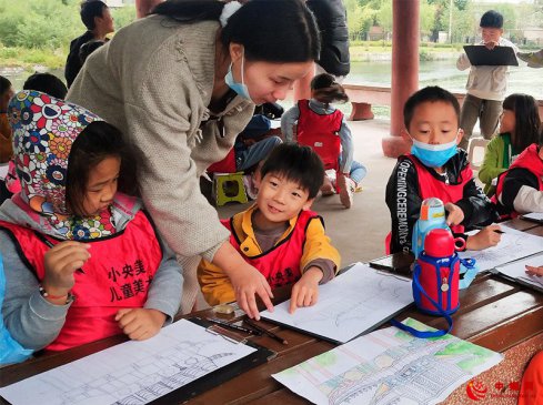 <b>郯城：小长假儿童描绘心中美图画</b>