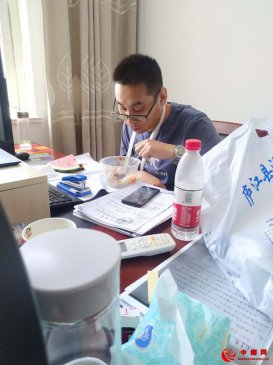 刘懿剑：绑着绷带的“扶贫战士”