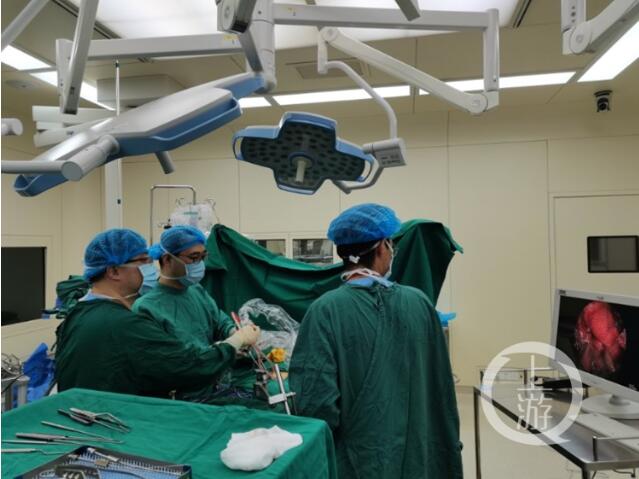 <b>重庆完成西南地区首例内镜微创切除脊髓巨大肿瘤手术</b>