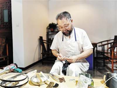 <b>刘培华：巧手制鞋穿20年不漏水 一双鞋卖到8.8万元</b>