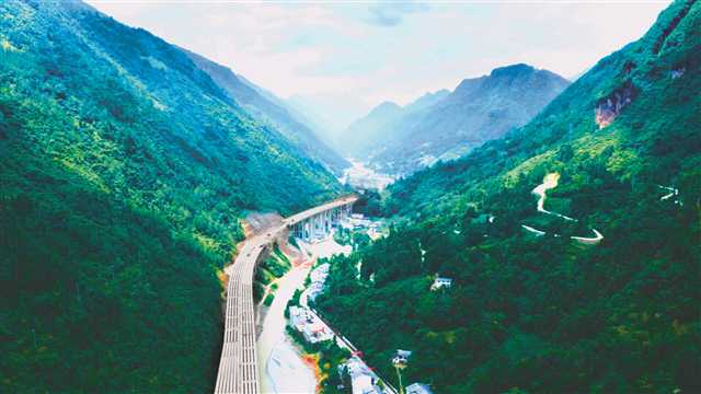 <b>城口：筑路成网出秦巴</b>