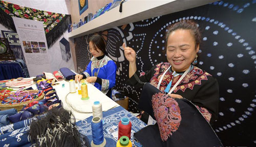 <b>贵州丹寨：“非遗周”上秀非遗</b>