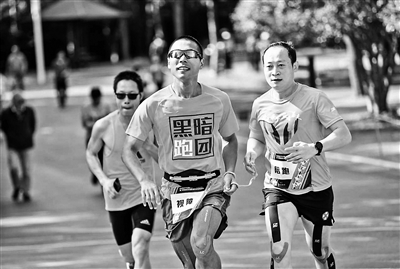 <b>9小时40分！国内首位盲人跑者完成100公里＂超马＂</b>