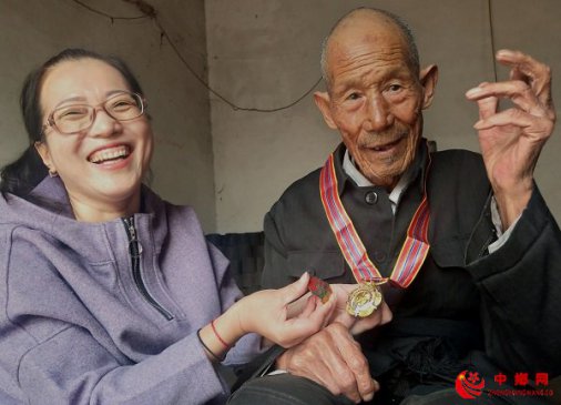 <b>山东：相隔70周年“老战士”两枚纪念章见面</b>