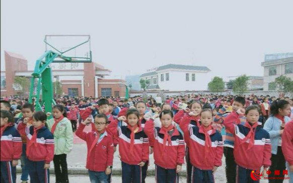 <b>湖南新宁县金石镇明德小学举行新少先队员入队仪式</b>