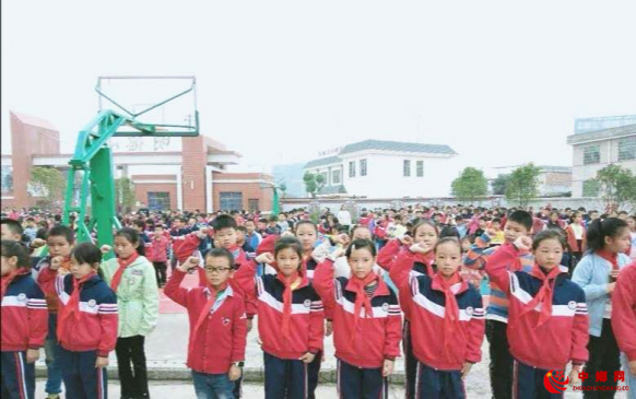 湖南：新宁县金石镇明德小学举行新少先队员入队仪式