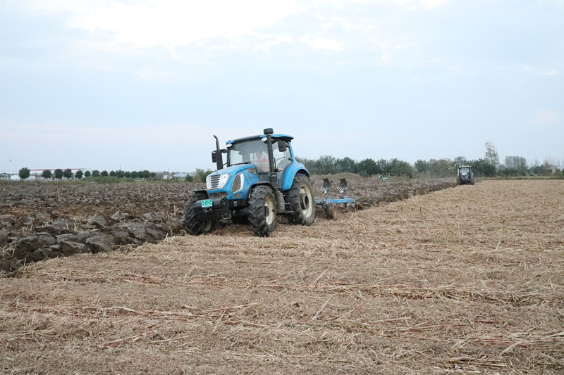 <b>土地深翻助增收</b>