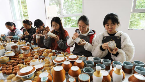 <b>小竹编 “编”出大产业</b>