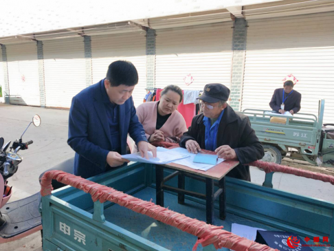 安徽阜阳：枣庄镇党政负责人进村入户指导普查登记工作