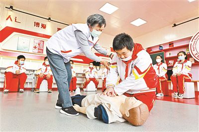 <b>普及急救知识 中小学频出招</b>