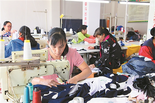 <b>贫困户在安置小区扶贫车间务工</b>