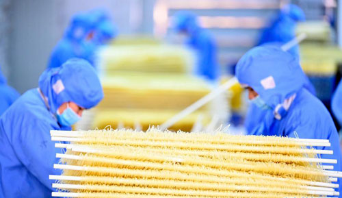 <b>广西柳州：“双11”螺蛳粉产销忙</b>