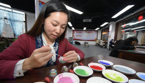 <b>贵州丹寨：扶贫工坊赶制银饰迎苗年</b>