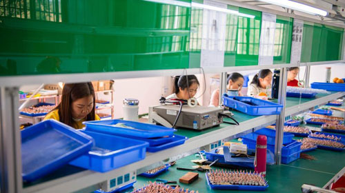 <b>湖南桃源：扶贫车间生产忙</b>