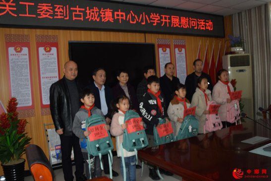 贫困少年享温暖