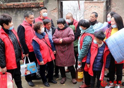 <b>山东：小雪至爱心到  郯城志愿者情暖贫困户</b>