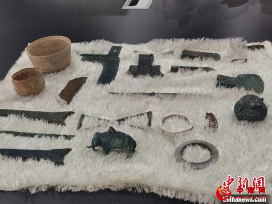 图为警方缴获的文物。警方供图