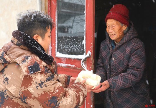 山东：大雪封门  独居老人“热羊肉包子”送上门