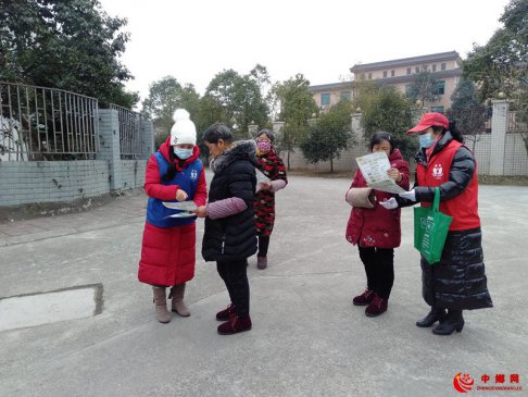 成都彭州志愿者在葛仙山风景区开展关爱老年人