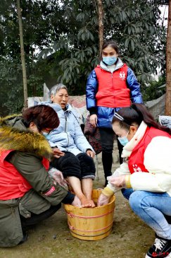 <strong>四川省彭州市开展为独居老人送温暖志愿者活动</strong>