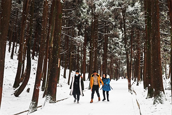 重庆彭水：冬日摩围山 踏雪游客忙