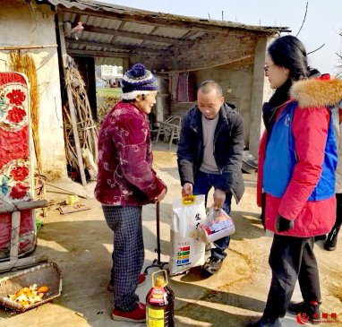 <strong>四川彭州市村级老年人协会翻山越岭 寒冬为孤寡</strong>