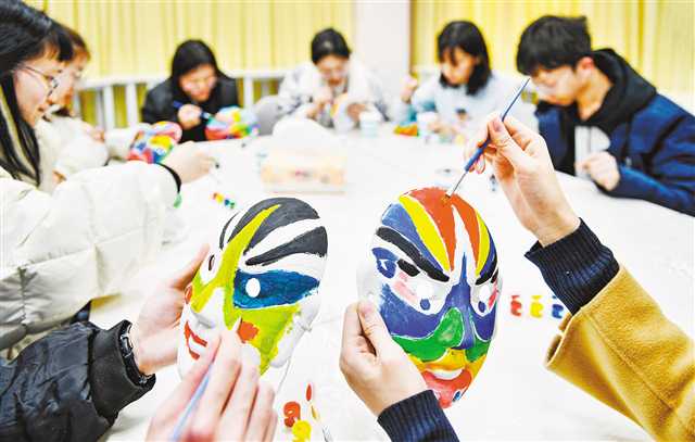 留渝过年大学生感受家的温暖
