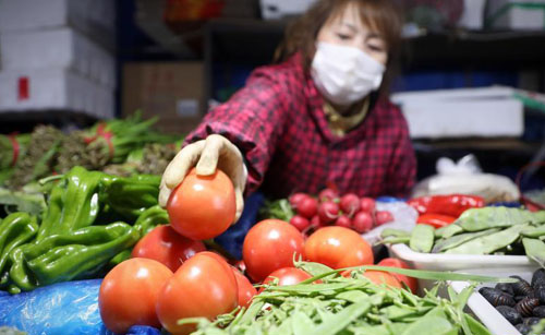 辽宁鞍山：农贸市场办“年货”