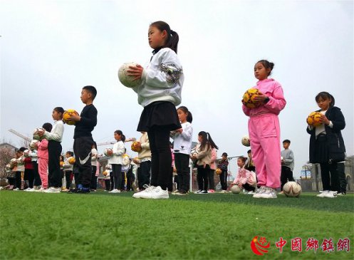 山东省郯城县：孩子爱上足球 郯城纳入必修课校