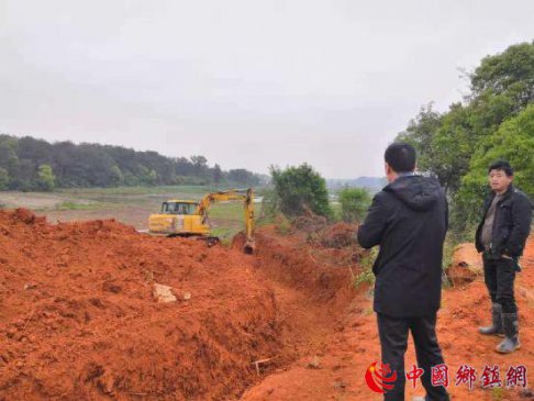 江西建山镇：整修溢洪道，打好未雨绸缪仗