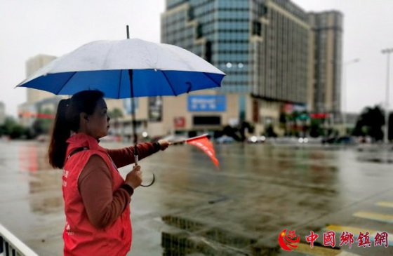 <strong>四川彭州市仁爱社工中心老年人志愿者大雨天坚</strong>