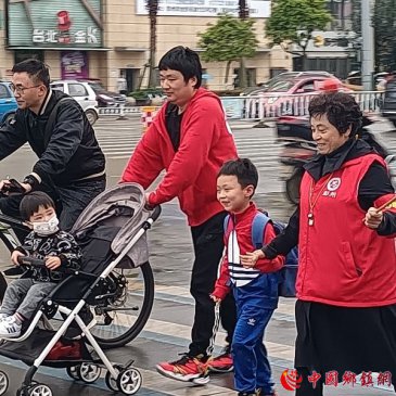 四川省彭州市仁爱社工中心志愿者冒雨走上文明