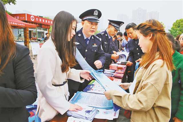 重庆各地开展全民国家安全教育日宣传教育活动