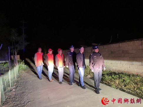 <b>我为群众办实事：安徽定远县桑涧镇警民夜联巡，保百姓平安</b>