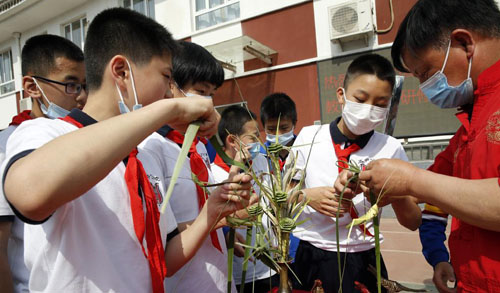 北京：非遗文化走进中学校园