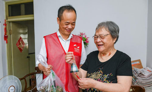 浙江慈溪：志愿者爱心迎端午