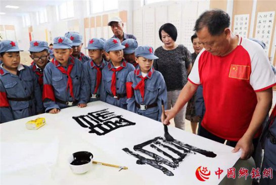 郯城：书法家进校园为红军小学师生挥毫泼墨