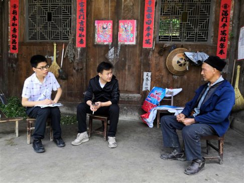 杨小华：脚踏实地的驻村“书生”