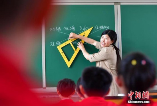 资料图：一位教师在给学生上课。<a target='_blank'  data-cke-saved-href='http://www.chinanews.com/' href='http://www.chinanews.com/'><p  align=