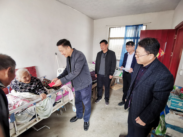 <strong>安徽阜阳颍东区枣庄镇“重阳节”看望慰问百岁</strong>