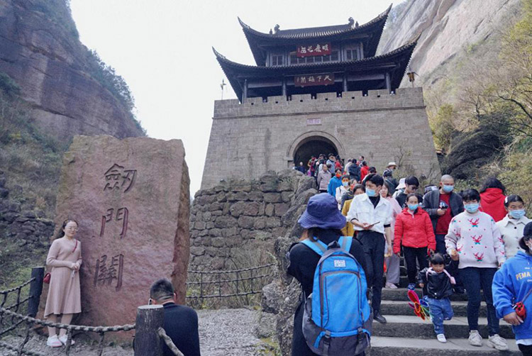 景区内的游客。剑阁县融媒体中心供图