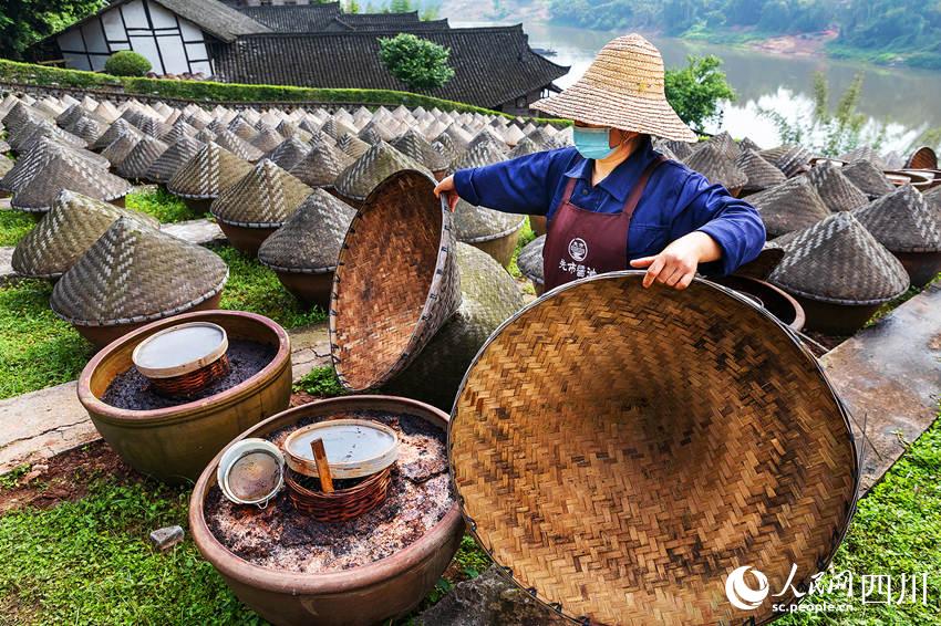 工人在翻晒酱缸。李贵平摄