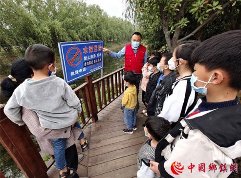 山东郯城：提示牌前抓教育 绷紧生命安全弦