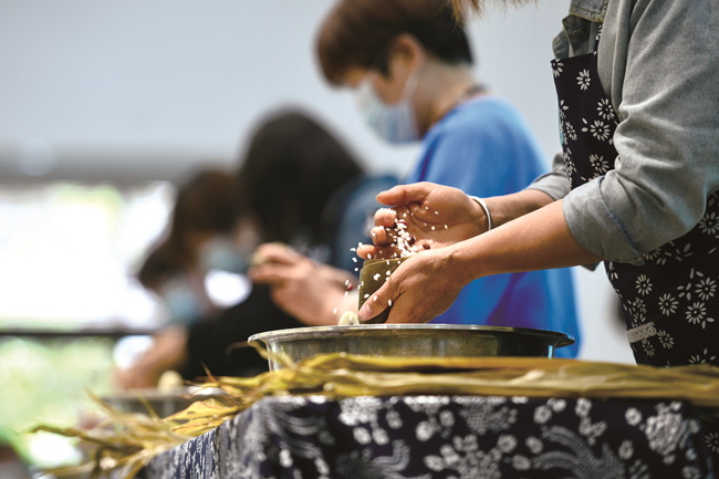 浙江胥山裹粽迎端午