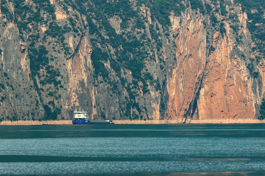 船只驶过瞿塘峡。王正坤摄