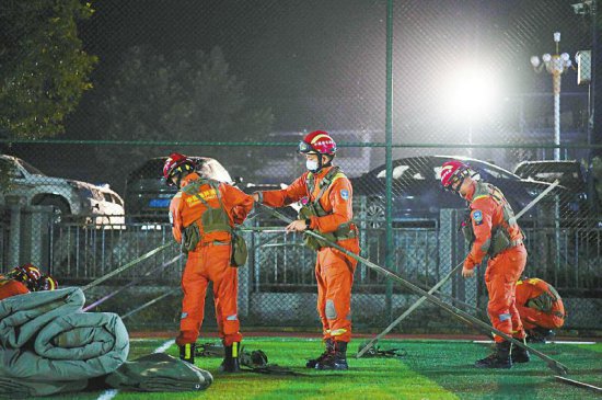 安置点灯亮了，群众心安了