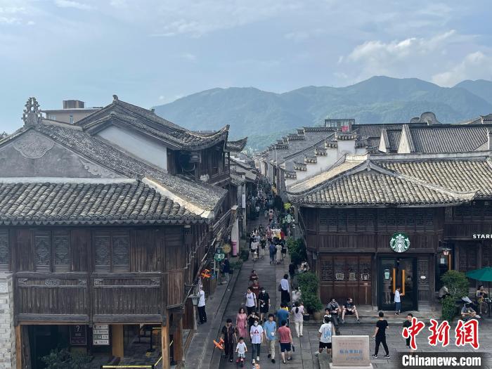 浙江千年古城传统美食受青睐成“Z世代”假期新“食”尚